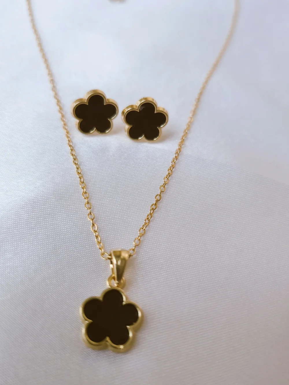 Gold Flower Pendant Necklace and Stud‎ Earrings Set - Black Inlay